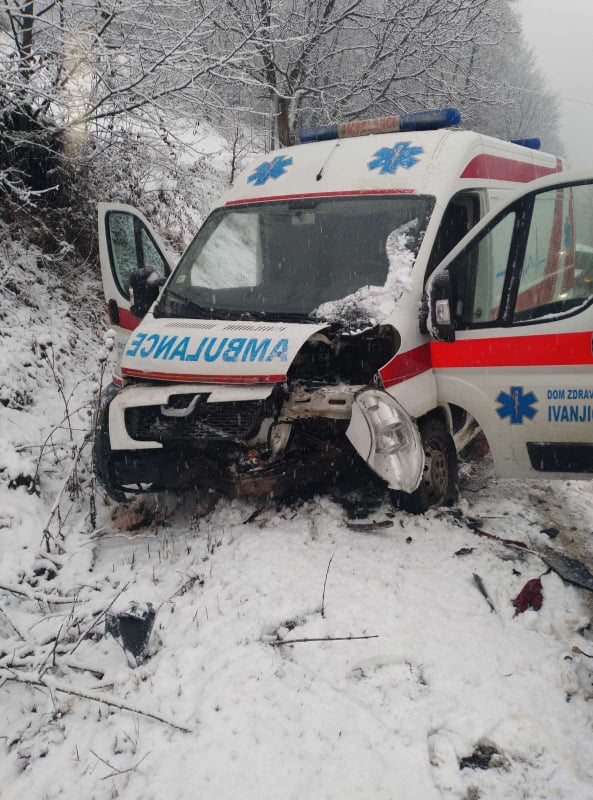 sanitet-saobracajka Saobraćajna nezgoda na putu Arilje-Ivanjica: Golf se zakucao u vozilo Hitne pomoći (FOTO)