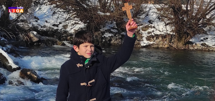 IL-ANDREJ-CASNI-KRST-AR Desetogodišnji Andrej prvi podigao Časni krst iz ledenog Rzava (VIDEO)