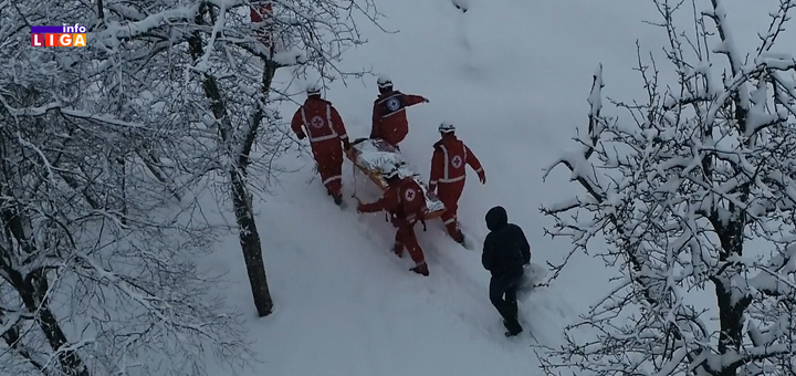 IL-crveni-krst-evakuacija Bolesnog čoveka u Ivanjici zavejao sneg - Izneli ga na rukama do vozila Hitne pomoći (VIDEO)