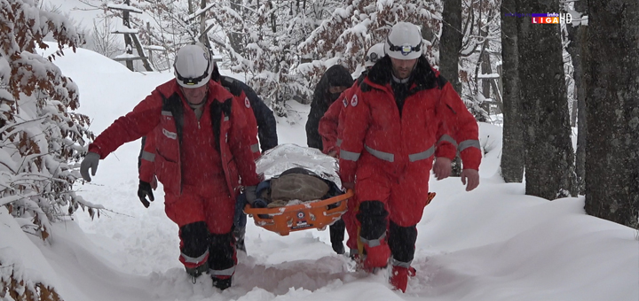 IL-crveni-krst-sluzba-za-delovanje-u-vanrednim-situacijama Bolesnog čoveka u Ivanjici zavejao sneg - Izneli ga na rukama do vozila Hitne pomoći (VIDEO)