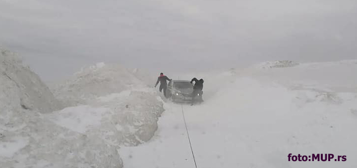 IL-Zaglaveljeni-na-Goliji- Opet drama na Goliji - Sneg zavejao nekoliko automobila u kojima je bilo i dece (VIDEO)