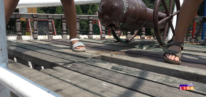 IL-brodic-park-daske- Dečije igralište u gradskom ivanjičkom parku u veoma lošem stanju (VIDEO)