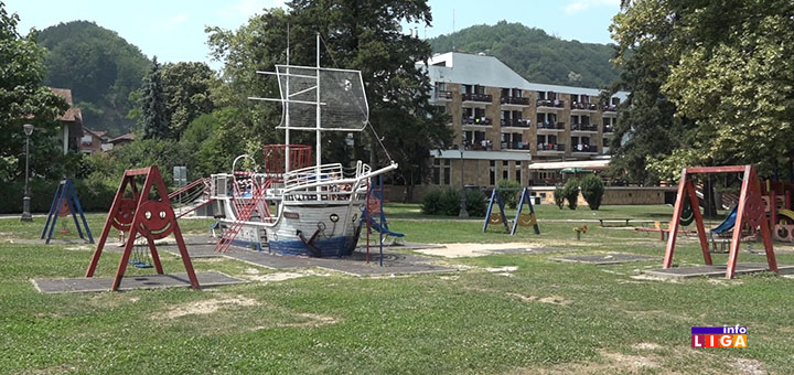 IL-park-ivanjica- Dečije igralište u gradskom ivanjičkom parku u veoma lošem stanju (VIDEO)