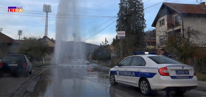 IL-policija-i-vodoskok- Kamion otkinuo hidrant i napravio vodoskok u centru Ivanjice (VIDEO)