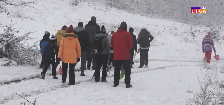 IL-Kusici-turisti- Deca iz Crne Gore i Srbije uživaju u čarima snega na ivanjičkim planinama (VIDEO)
