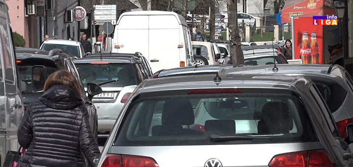 IL-Parkiranje-javorska-ulica-2 Trotoari u Ivanjici okupirani automobilima, pešaci se ne osećaju bezbedno VIDEO)
