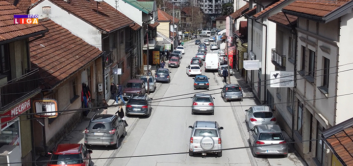 IL-Parkiranje-javorska-ulica-dron Trotoari u Ivanjici okupirani automobilima, pešaci se ne osećaju bezbedno VIDEO)
