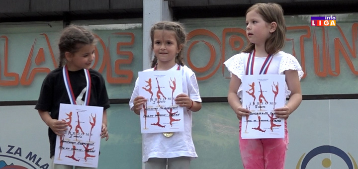 IL-Lenka-Nikolina- Stotinu mladih gimnastičara pokazalo svoj talenat na trgu u Ivanjici (VIDEO)