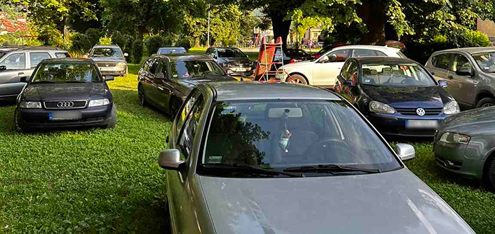 IL-Parking-Park-Ivanjica-1 ''Ovo je prevršilo svaku meru'' - automobili parkirani na sve strane, roditelji uplašeni za bezbednost dece