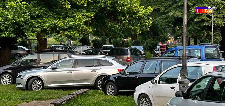 IL-Parking-Park-Ivanjica Nepropisno parkirani automobili u gradskom parku izazivaju ogromno nezadovoljstvo građana
