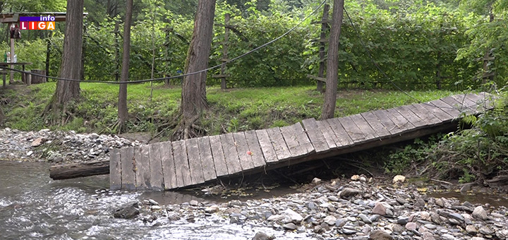 IL-Grabovica-most-1 Na samo par metara od kuće ne mogu da pređu reku (VIDEO)