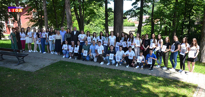 IL-Prijem-kod-predsednika-grupna-slika- Opština Ivanjica nagradila četrdeset najboljih učenika (VIDEO)