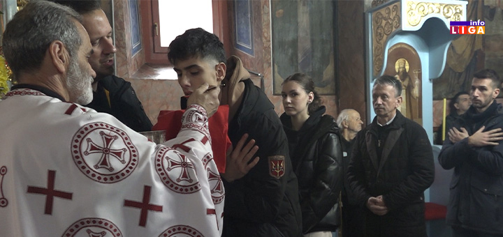 IL-bozic-pricest Božićno jutro i lomljenje česnice u ivanjičkoj crkvi (VIDEO)