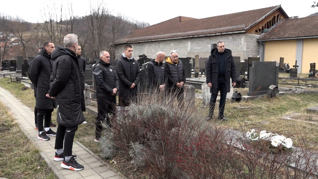 02269.MTS_.00_00_00_10.Still002-1024x576 Delegacija FK Partizan položila vence na grob Vladice Kovačevića (VIDEO)