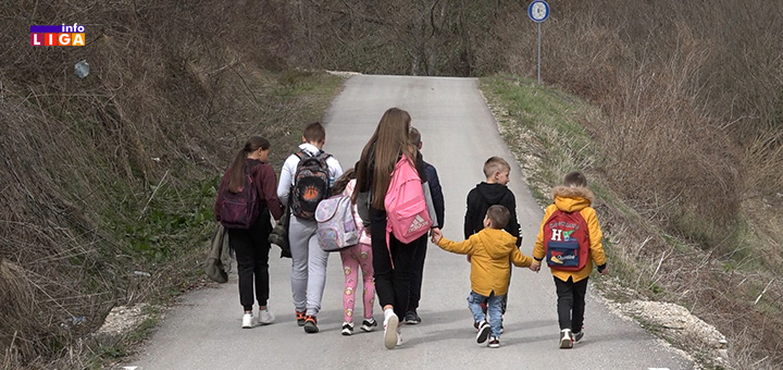 IL-Mocioci-deca-pesacenje- Pešače kilometrima do škole, odlični su đaci i deca za primer (VIDEO)