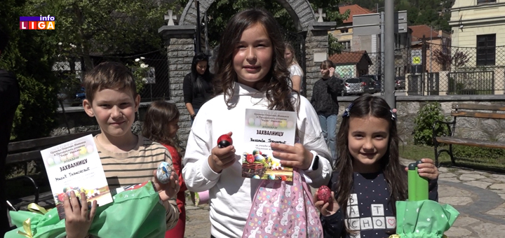IL-Nagradjeni-Vaskrs- U porti ivanjičke crkve održano takmičenje u najlepše oslikanim jajima (VIDEO)