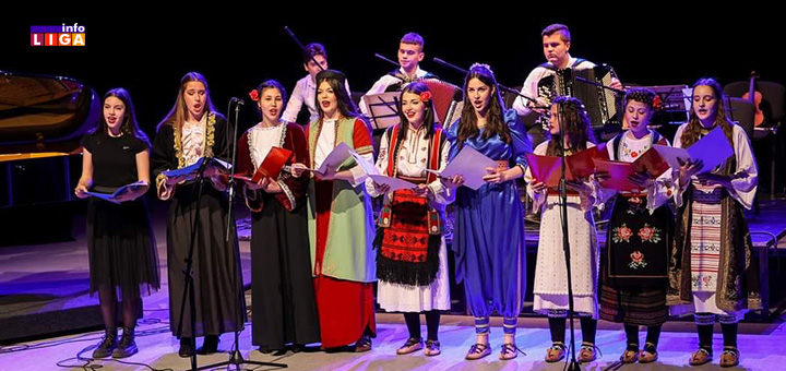 il-folklor Koncert duhovne i narodne muzike u porti crkve u Bukovici