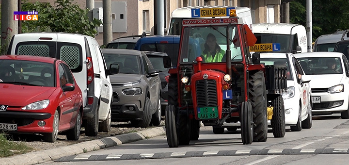 il-traktor1 Za Saru iz Ivanjice nema prepreka - od malih nogu za volanom traktora (VIDEO)
