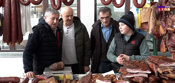 IL-Nemanja-sa-Mackata-tezga Trinaestogodišnji Nemanja nasledio porodični  posao i svi kupuju kod njega  (VIDEO)