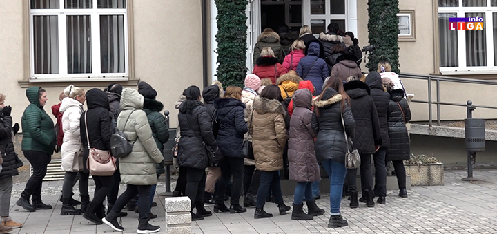 IL-Proleter-zene-opstina-Ivanjica Radnici Proletera stupaju u štrajk upozorenja, traže da im se isplati zarađeno (VIDEO)