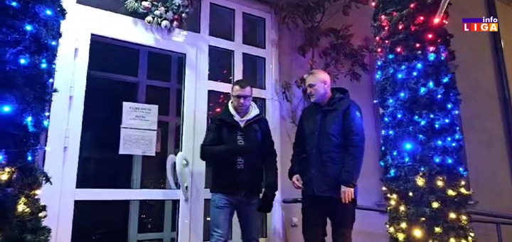 IL-badnjaci3 Predsednik opštine Ivanjica i njegov zamenik položili badnjak ispred zgrade opštine (VIDEO)