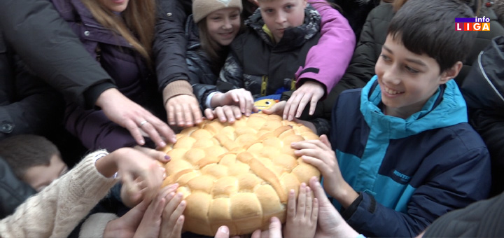 IL-cesnica2 Božićna radost u ivanjičkoj crkvi: Deca pronašla najviše simbola sreće i blagostanja u česnicama (VIDEO)