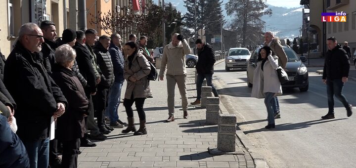 IL-marinika-tepic-i-mica-beric-u-Ivanjici- Petnaestominutna ćutnja u Ivanjici : Opozicija pojačana Marinikom Tepić ispred opštine-prosvetari ispred škole (VIDEO)