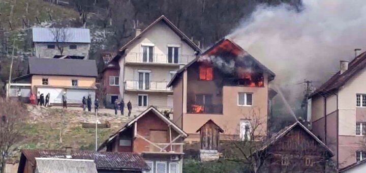 IL-Izgorela-kuca-u-Gornjem-Crnjevu Požar u Crnjevu: Porodična kuća u plamenu, šteta ogromna