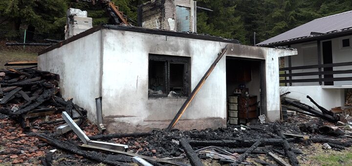 IL-Izgorela-kuca-na-Goliji Plamen odneo vikendicu  porodice Peruničić, ali ne i njihove uspomene (VIDEO)