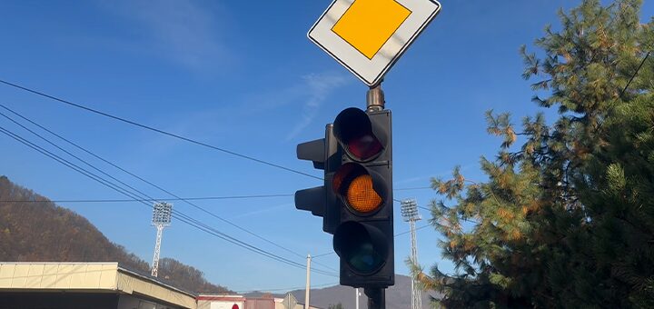 IL-Semafro-skola-IC Semafor ispred škole i dalje ne radi: Kada stiže trajno rešenje? (VIDEO)