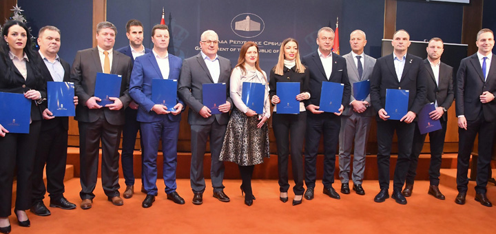 IL-Potpisivanje-ugovora Ivnjica dobila više od 31 milion dinara za rekonstrukciju pristupnog puta u naselju Šume