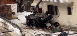 IL-Automobil-uleteo-kod-ljudi-u-dvoriste-BUK-ivanjica-300x142 IL - Automobil uleteo kod ljudi u dvorište BUK ivanjica