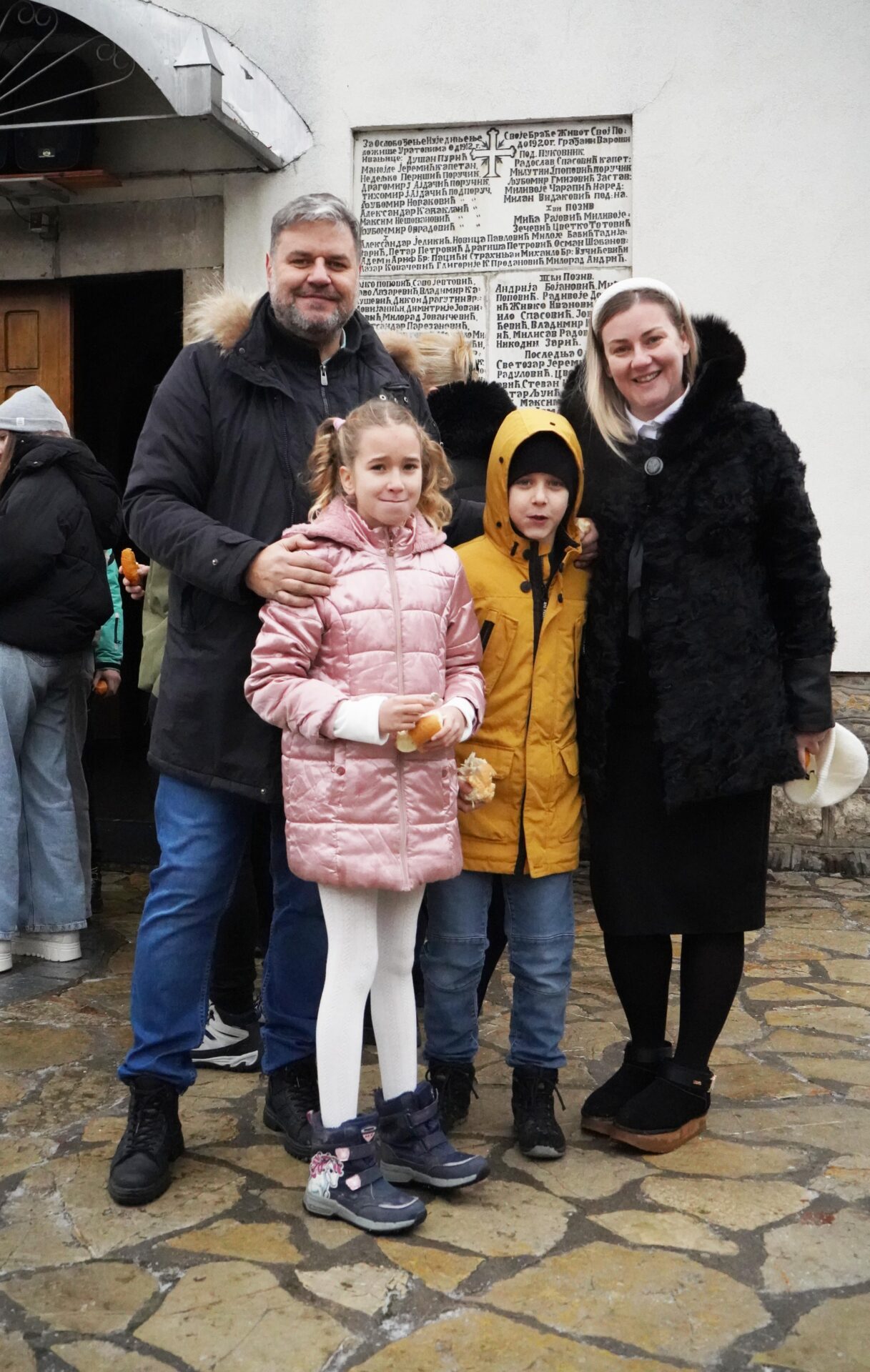 IL-Dobitnica-novcica-Ana-sa-porodicom- Svečano proslavljen Božić u crkvi Svetog cara Konstantina i carice Jelene u Ivanjici (VIDEO)