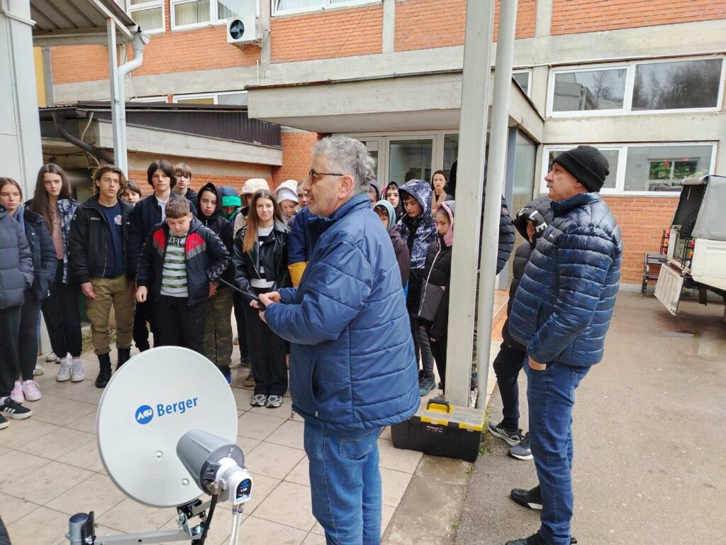 661098140_916696130994428_215337960222453845_n-1024x768 Promocija radio-amaterskog hobija u ivanjičkom kraju