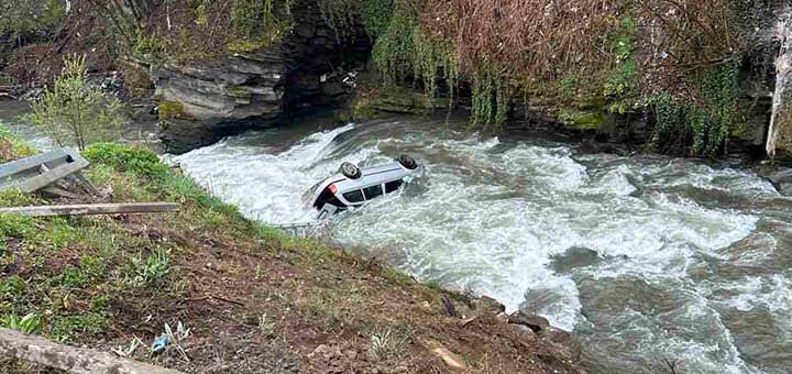IL-Spasen-muskarac-automobil-u-reci-Ivanjica- Ivanjica - Automobil sleteo u reku kod restorana Lido, muškarac spašen